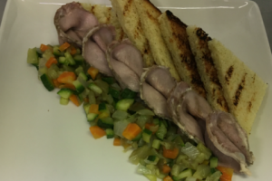 Veal with tuna sauce with sautéed vegetables and bread