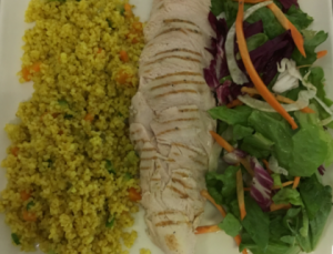 Frango grelhado com burgul e Curried legumes e salada sazonal
