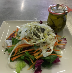 Salada mista de vegetal com atum confit