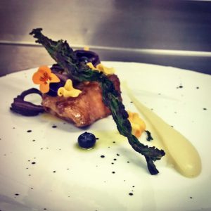 Leitão, alcachofra de Jerusalém, kale, blueberries