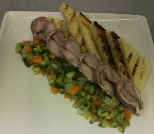 小牛肉配金槍魚醬, 配炒蔬菜和麵包