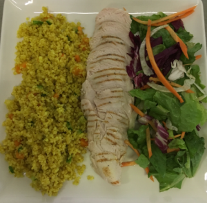 烤雞肉配漢堡、咖喱蔬菜和時令沙拉